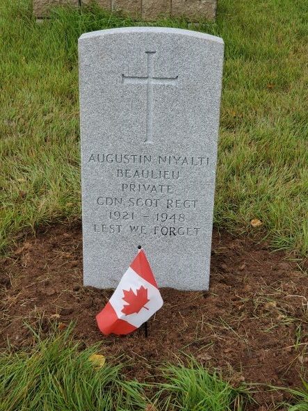 This is a tombstone inscribed in English: Augustin Niyalti Beaulieu Private CDN SCOT REGT 1921 – 1948 Lest we forget
