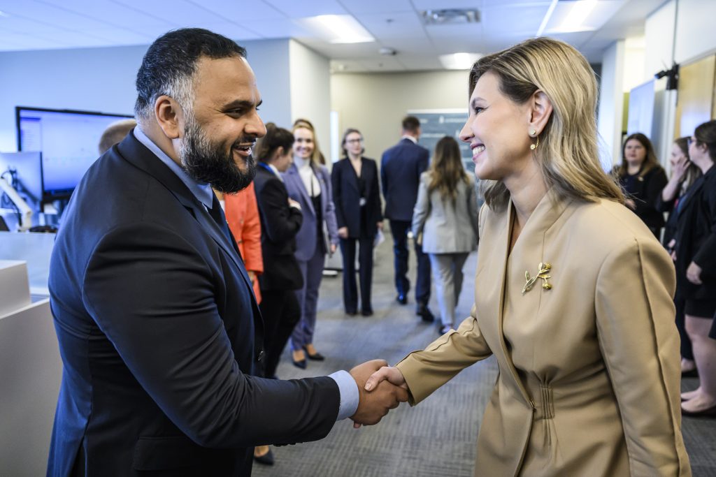 Atlas Institute President and CEO Fardous Hosseiny welcomes the First Lady of Ukraine, Olena Zelenska, and an international delegation from Ukraine, as well as The Honourable Ginette Petitpas Taylor, Minister of Veterans Affairs, and The Honourable Ya’ara Saks, Minister of Mental Health and Addictions and Associate Minister of Health.