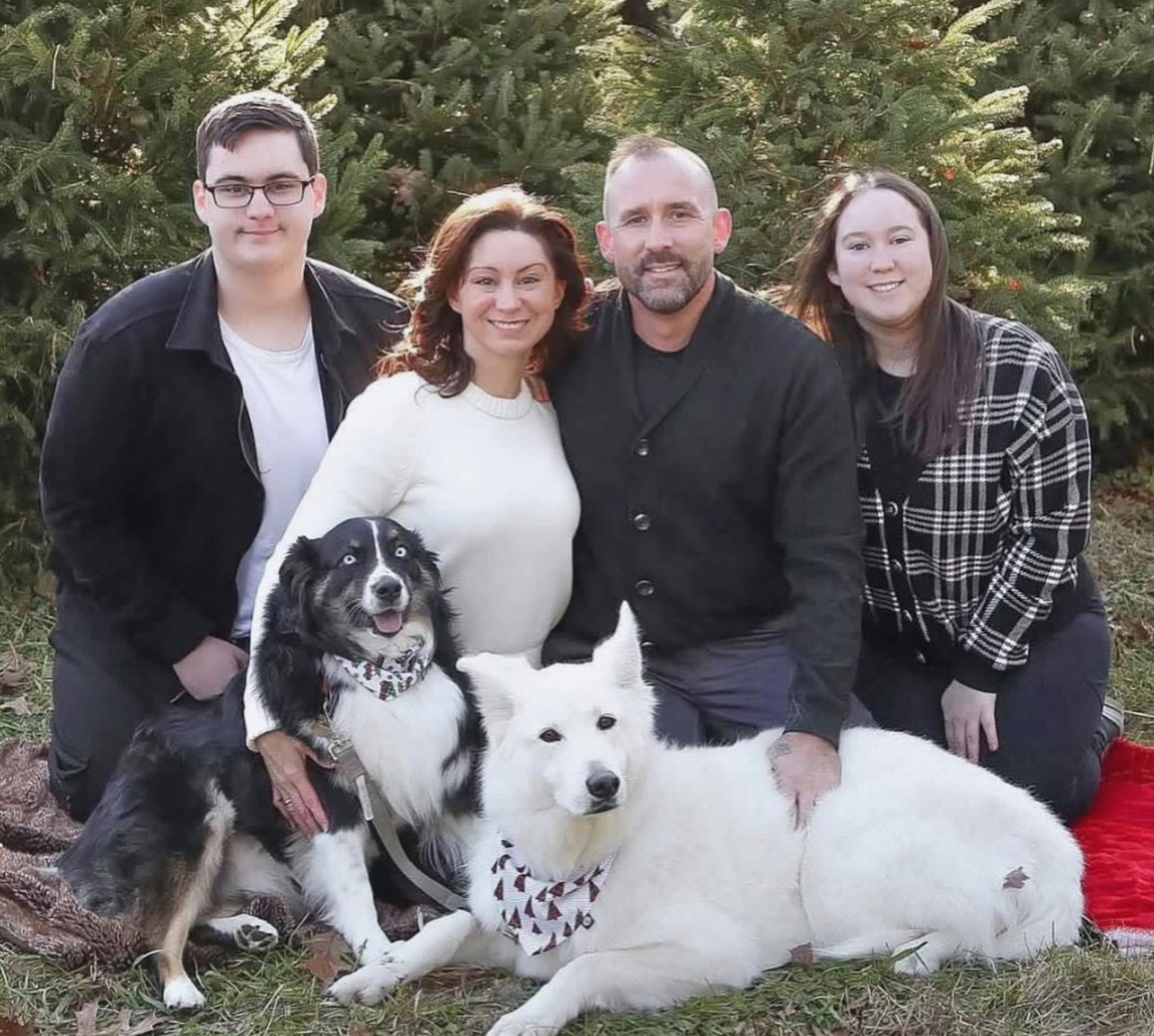 Andrew et Elizabeth avec leurs enfants Ava et Aiden, leur chien Rae et bien sûr Riggs, le chien d'assistance d'Andrew.