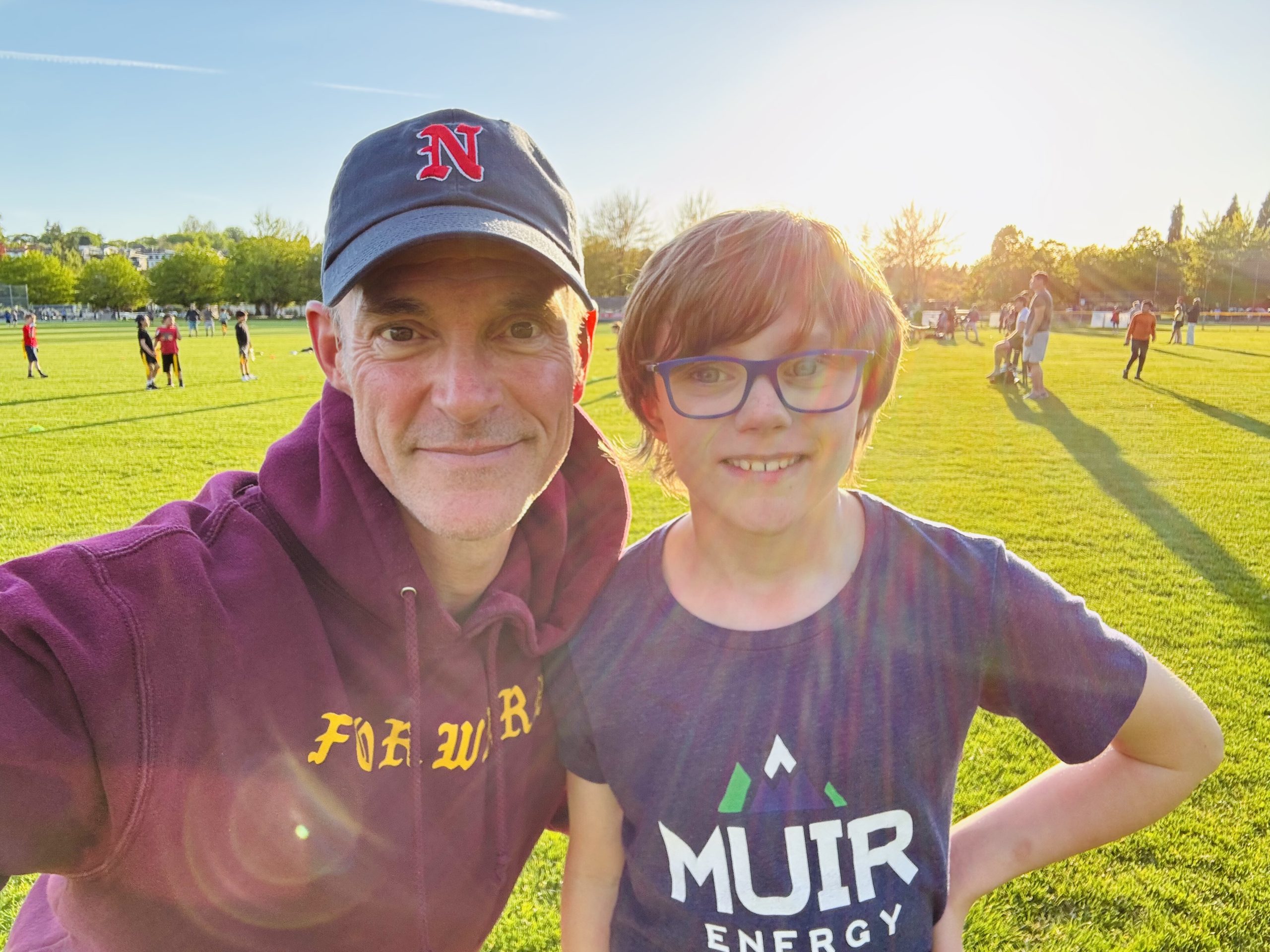 Josh et son fils Max trouvent que passer du temps sur les terrains de sport est une excellente façon de vivre dans la «gratitude pour tout le bien ».