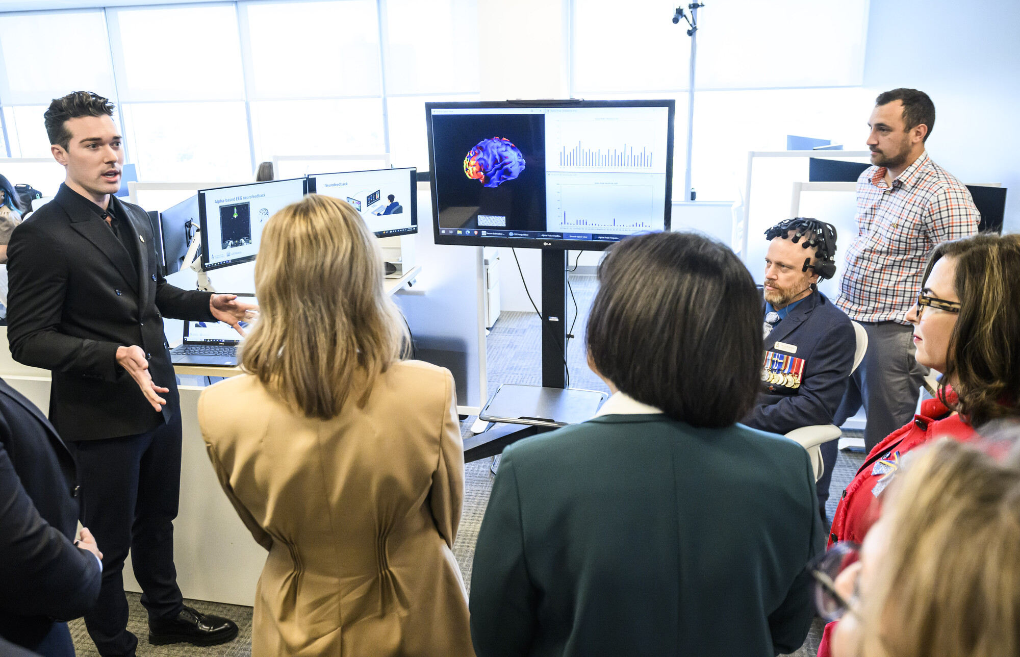 Le Dr Andrew Nicholson, directeur de la recherche clinique, et Brian McKenna, conseiller stratégique national, vétérans, font une démonstration en direct de rétroaction neurologique pour le TSPT. — Crédit photo : Justin Tang