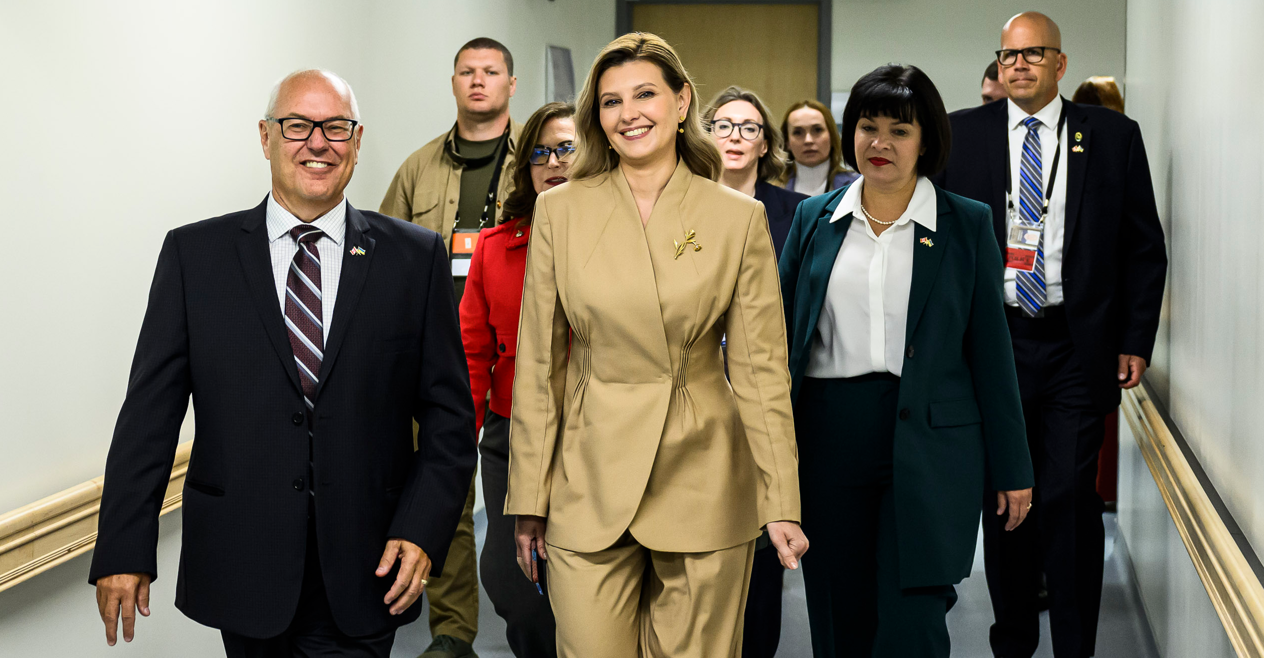 Cal Crocker, président du conseil d'administration de l'Institut Atlas, souhaite la bienvenue à Olena Zelenska, première dame d'Ukraine, à l'Institut Atlas. Crédit photo : Justin Tang
