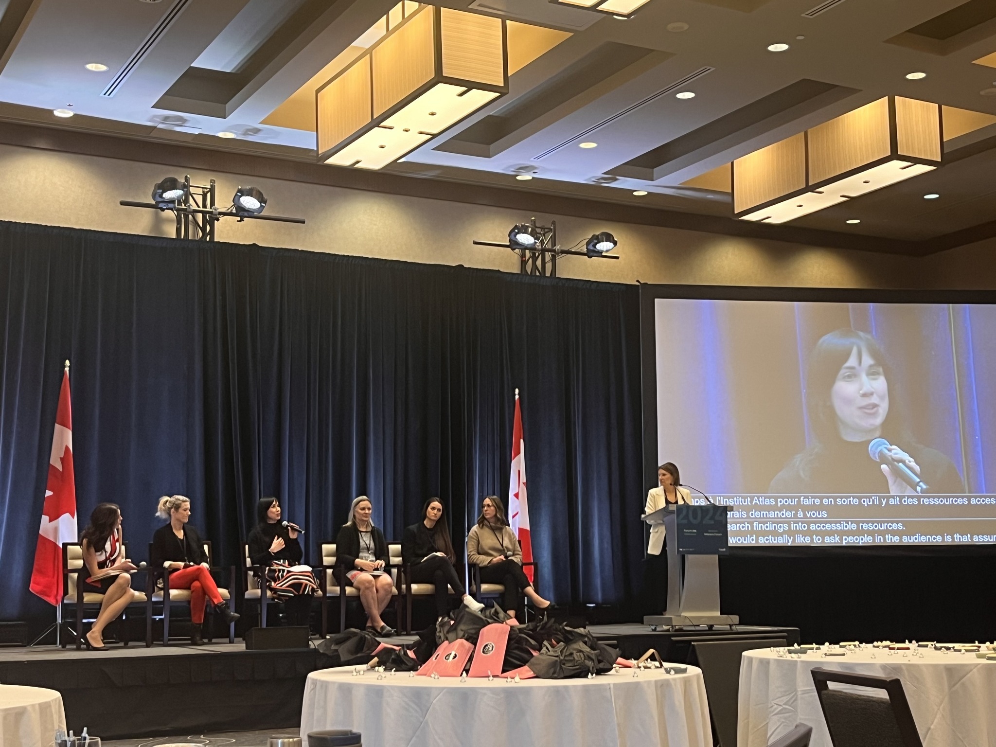 La Dre Sara Rodrigues lors d'une présentation au Forum des femmes d'Anciens Combattants Canada en 2024.