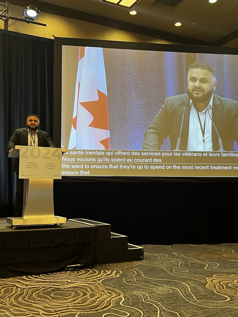 Le président et chef de la direction d'Atlas, Fardous Hosseiny, s'adresse à la foule lors du Sommet national des intervenants d’ACC à Montréal en mars 2024.